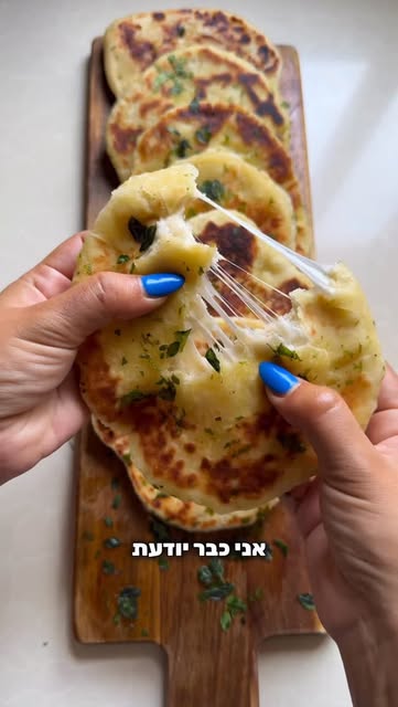 פיתות במחבת מבצק יוגורט במילוי גבינה